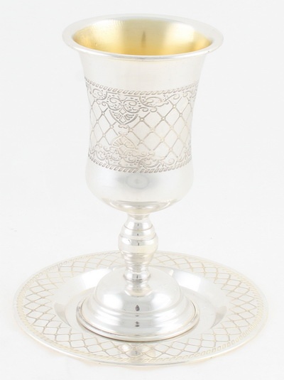 גביע קידוש מוכסף עם רגל ותחתית 15 ס"מ 1 גביע קידוש מוכסף עם רגל ותחתית 15 ס"מ