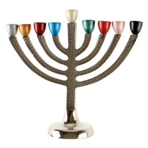 חנוכייה אלומיניום מרוקע עם קנים צבעוניים 26 ס"מ