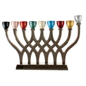 חנוכייה אלומיניום מרוקע עם קנים צבעוניים 20 ס"מ