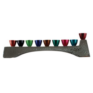 חנוכיה אלומניום מרוקע עם קנים צבעוניים 30.5x8.5 ס"מ