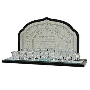 חנוכיה עץ מהגוני וקריסטל מראה עם נצנצ "הדלקת נרות" 30*17 ס"מ