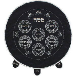 כיסוי פסח כחול קטיפה ריקמה "צלחת פסח" 47 ס"מ