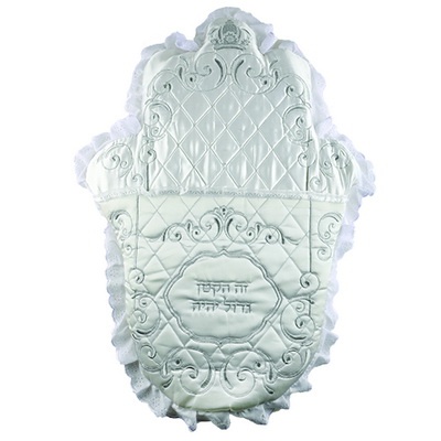 כרית מהודרת לברית, 64092, בצורת חמסה,רקמה עבה "כתר" - "זה הקטן גדול יהיה", 75X58 ס"מ