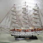 סירת מפרש מעץ גודל 60 ס"מ