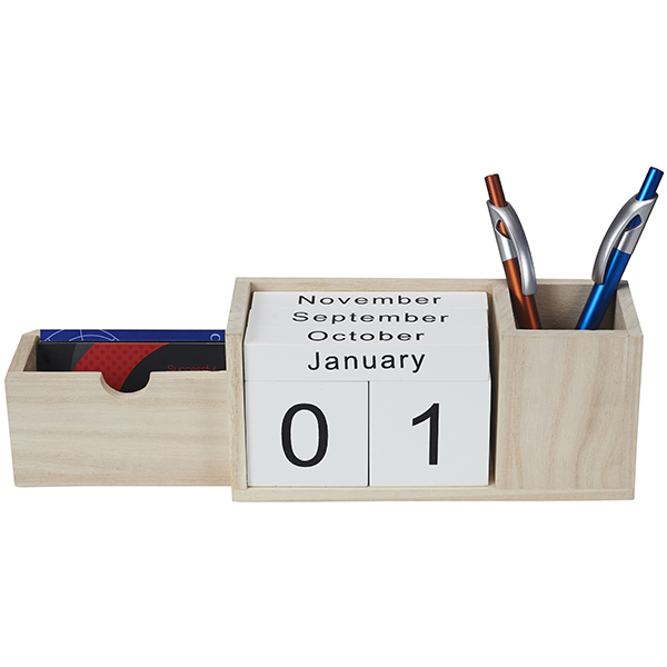 מעמד קלנדר קוביות מעץ עם כוס לעטים ומעמד כרטיסי ביקור 28X8ס"מ ZA-4112 1 מעמד קלנדר קוביות מעץ עם כוס לעטים ומעמד כרטיסי ביקור 28X8ס"מ ZA-4112